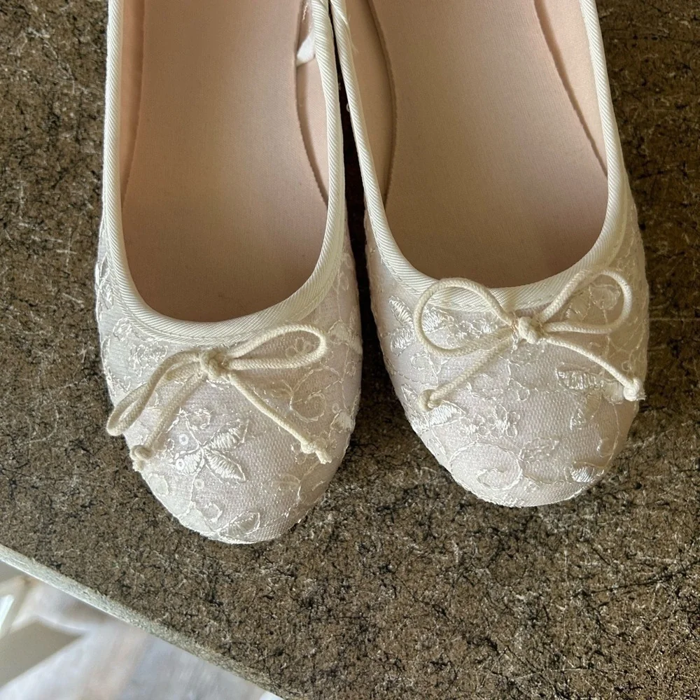 NIB SO Size 2 PENSACOLA White lace flats